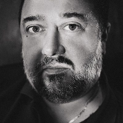 Пишу прозу, стихи, пьесы. Лауреат премии