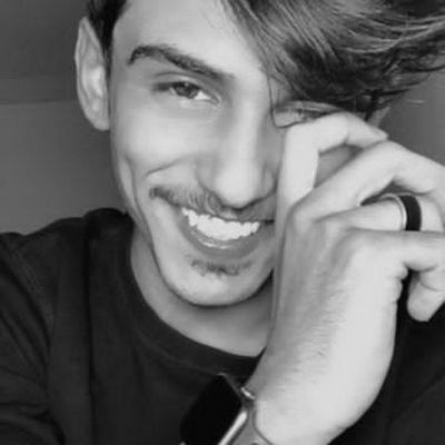 أنا شخص يؤمن أن بعض الأصحاب هم ضلع العيش بعد الأهل، ومن أسباب إستقامة الحياه لنا.