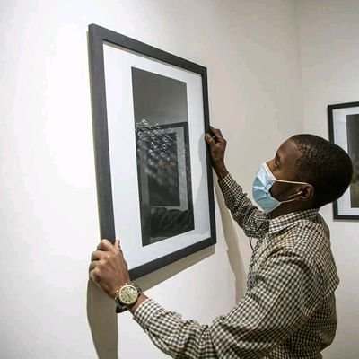 Détenteur d'un Master en Arts Plastiques au conservatoire des arts et métiers multimédia Balla Faséké Kouyaté.