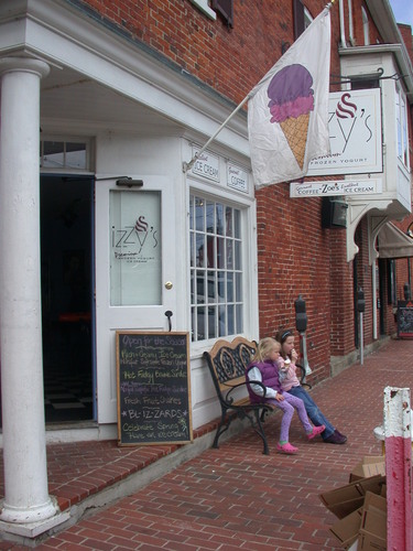Izzy-licious ice cream and frozen yogurt have established Izzy's as a downtown Portsmouth landmark.  Great location, great sweet treats, really friendly people.