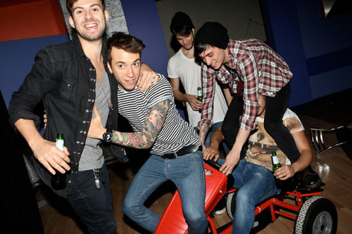 Follow me if you love @YoungGunsUK
I basically just tweet about YG, lyrics and random crap about my personal life.