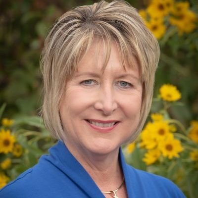 Realtor at Baird & Warner in Lake & Cook County in Illinois.
Seller & Buyer agent. Favorite hobbies: touring homes and playing with our dogs Miss Cindy & Reba.