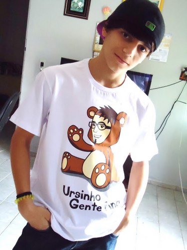 Brincalhão , Feliz , Serio em alguns momentos..... =D
Toco violão , Faço inglês , academia e entre outras coisas q eu gosto.. .