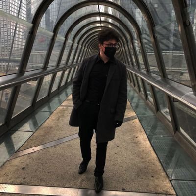 C'est quoi une artiste , un bon à rien qui touche les autres