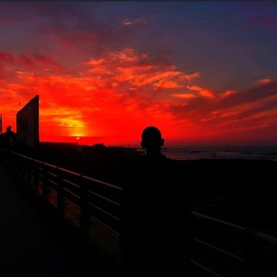 كن جـميل الخــُلق تهـواڪ القـلوب فـلا تنـدم على لحظات أسعدت بهـا أحـداً حتى وإن لم يكن يستحق منڪ ذلك