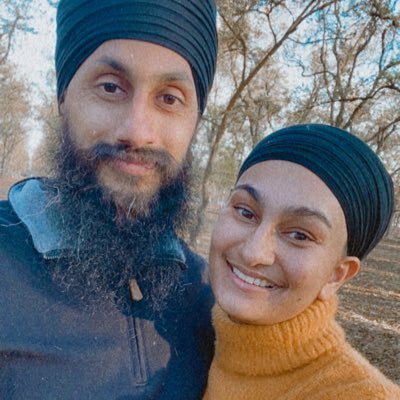 O Nanak, meeting the True Guru, one comes to know the Perfect Way. While laughing, playing, dressing and eating, he is liberated.