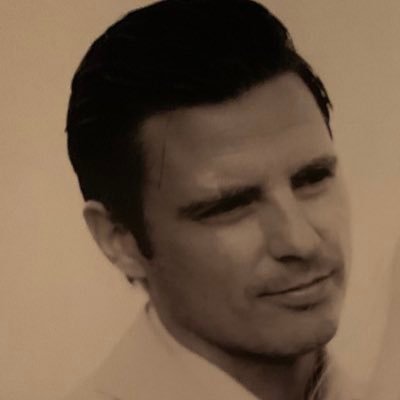 Alltid Oavsett Överallt Original. Titulerar sig själv den förste Zlatanisten. A former open ice hitter och dubbelfotad straffområdesterrier.