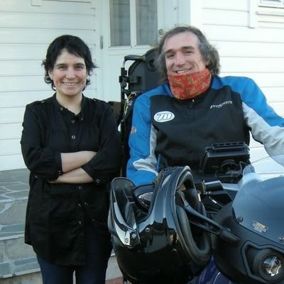 Comunista, paraplégico x baleo de la dictadura, ex pp, ateo, motoquero, hermano de Carmen Gloria (en la foto), con título. Fachos con minúscula