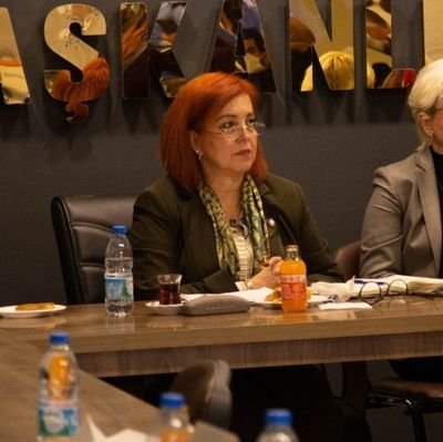 Iyi Parti İzmir kurucu üyesi Anne göçmen kızı esnaf Atatürk hayranı Cumhuriyet kadını babaanne