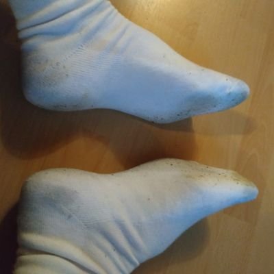 Weiße Tennis Socken. Meine Socken stinken so extrem... 
Dreckig sind sie dann auch. Wenn sie aus meinen sehr stark nach Schweiss riechenden Schuhen kommen..