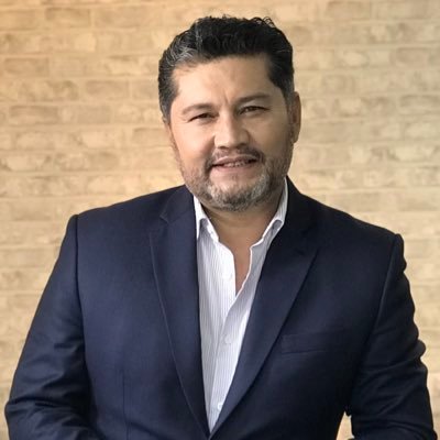 Periodista haciendo noticias con pasión durante 30 años. Comunicación Política y manejo de crisis.