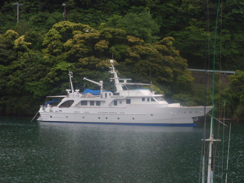 西伊豆の海のすぐそばに住んでいる。目の前には加山船長の光進丸が係留しているよ。