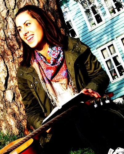 RominaTulle's profile picture. Photography, Fashion and music is my drug. A kid who is addicted to this is my friend!