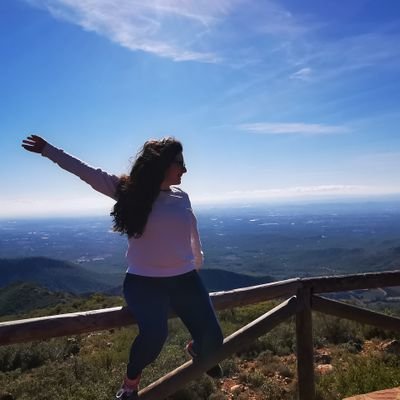 la mayor de 4 hermanas, a las que quiero muchísimo, Valenciana, fallera del Sur y enamorada de Cádiz . ¿Lo más importante? la familia y los amigos,
