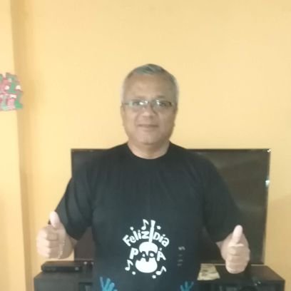 Ex militar aunque en la realidad uno nunca deja de serlo, pro familia, anti comunista a morir y sobre todo católico