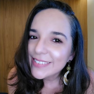 Apaixonada por moda, mãe de duas figurinhas Miguel e Antônio, casada com o Loirão Oscar, católica, meio louca, pouco normal.