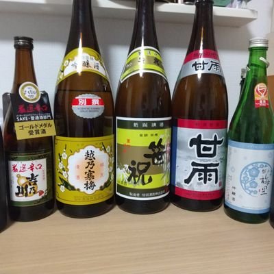 新潟在住、日本酒、苔、ラーメン、ベイスターズ、馬が好きな妻子ありの中年男性。手頃な値段で楽しく酔って、空いたワンカップを苔テラリウムにして楽しむただのおじさん。