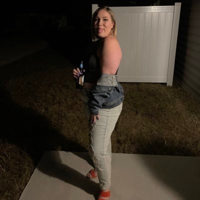 lynnzoey101's profile picture. just trying to party