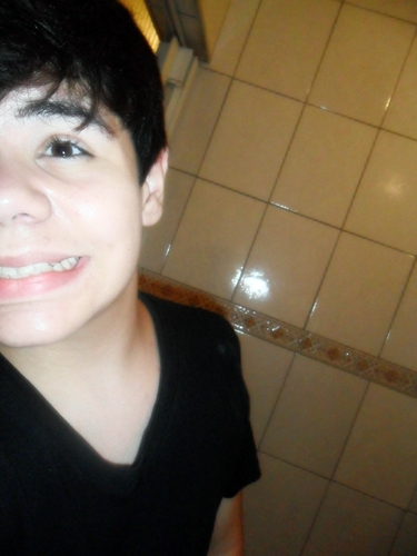 eu sou um cara super legal ... tenho uma  BANDA que se chama EVIDENCIAL ... e I Was BORN THIS WAY ~~