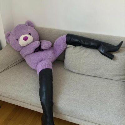Aquí solo retwitteo mierdas y cuento mi vida.
Im not just a feminist im also a huge bitch