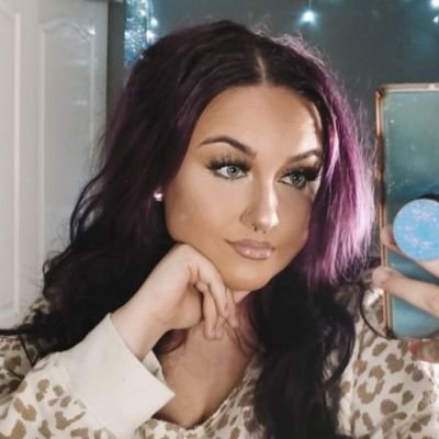 ditzytits's profile picture. idk I complain a lot