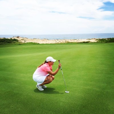 lboone121's profile picture. 🧩 UXer by day,🏌🏼‍♀️golfer also by day