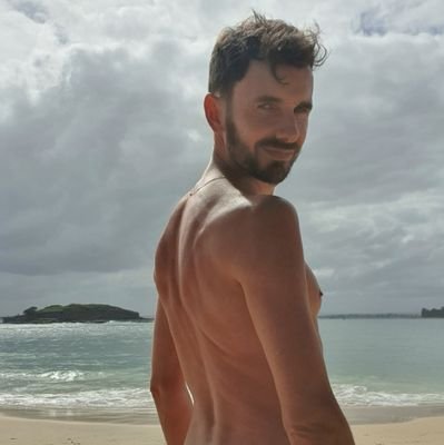 Friendly nudist in Sydney, loves the beach especially little congwong🍆 Pictured above🏖🏖 snap - Roseberysyd2020