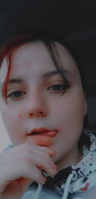 skateborder
lesbian+genderluid
she/he
taken happily