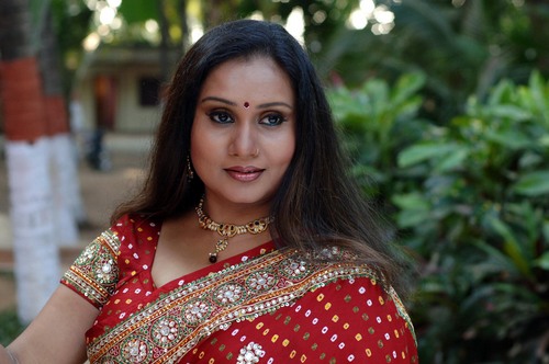 I M WORKING IN MARATHI FILM N T.V INDUSTRY, I M WIFE OF LATE VETERAN ACTOR LAXMIKANT BERDE.
