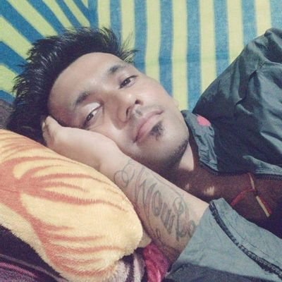 समयले जित्न दिईरहेको छैन,म हार्न मानीरहेको छैन, संघर्ष गरेर कहिलै नथाक्ने एक सच्चा युवक ☆साहित्य विधा मनपर्छ भने फेसबुकमा गई नेपाली मा गणेश आँसु सर्च गर्नु होला