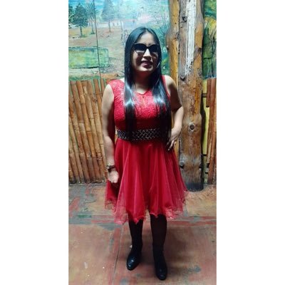 Dios ocupa el primer lugar en mi vida, soy cantante, interpreto violín, soy docente de Francés,y creo que Sonreír es importante para vivir.