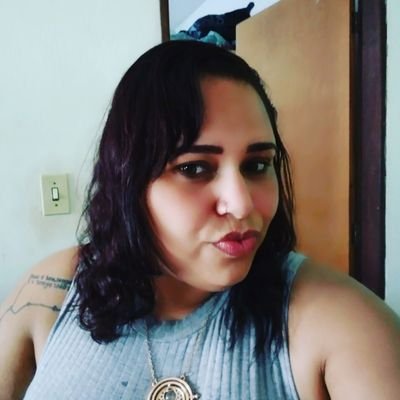 extrovertida ,interessada nos assuntos atuais ,odiadora do Bolsonaro acho que isso basta