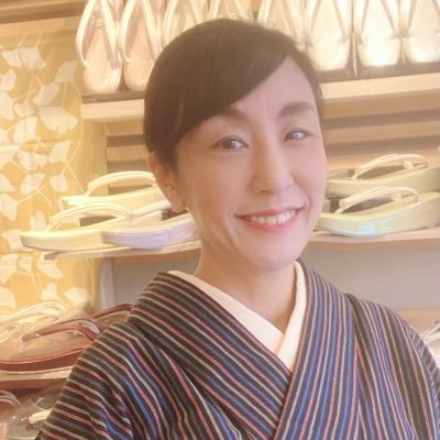 東京・浅草の和装履物店「辻屋本店」の四代目。和装履物スタイリスト。毎日、着物でお店にいます。ウェブサイト「下駄屋ＪＰ」の運営、管理もしています。着物とお芝居と旅が大好き。