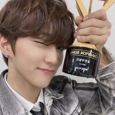 milkiis_jc's profile picture. 저는 많은 분들께서 생각하시는 대한민국을 대표하는 보컬리스트가 되는 게 꿈입니다 지금은 경험도 많이 부족하고 실력도 많이 부족하고 그러겠지만 칼을 뽑았으면 무라도 썰어야 된다고 저는 무 말고 맛있는 요리를 할겁니다 어마무시한 미슐랭급 요리를 만들어보겠습니다