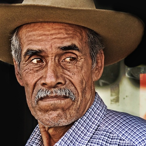 Viaggio, fotografo e racconto. Di professione e di passione. Sono esperto di fotografia, HDR sopratutto. Amo la Strada, i paesaggi e gli Incontri.