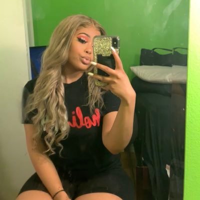 LuvvDess__'s profile picture. Snapchat: luvv_dess Instagram: luvvdes_