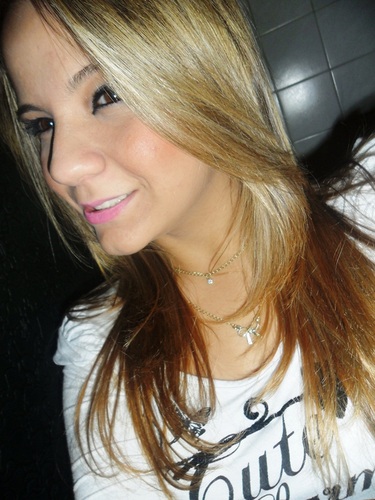 Caarol,18 aninhos Meiga, sincera e carinhosa, Amo a Deus, minha familia, meus amigos e meus animais,adoro ler, escrever, cantar, Dançar, maquiagens, perfumes...