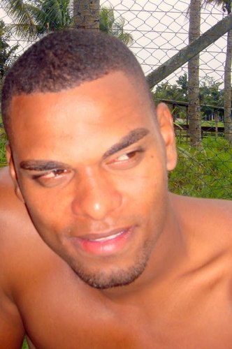 luto jiu jitson, kiki boxe e vale tudo (MMA) esse é o Alessandro :)