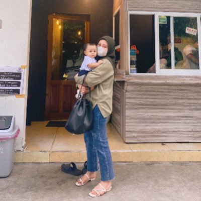 seorang gadis lincah berwajah kurang cantik tapi kharismatik.