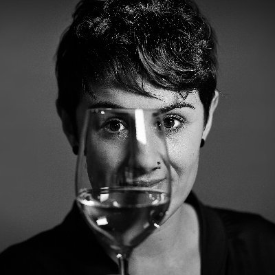 🖤 Electronic & Communication & Wine 💪 Fundadora de Pintan Copas Comunicación
🖋️ Periodista y techno-jotera
🍷 Sumiller, WSET3 
#vinilovers