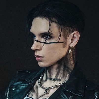 ❝ɪ'ᴠᴇ ᴛᴏʟᴅ ʏᴏᴜ ᴏɴᴄᴇ, ɴᴏᴡ ʏᴏᴜ ʙᴇᴛᴛᴇʀ ʙᴇʟɪᴇᴠᴇ ʏᴏᴜ'ᴠᴇ ɴᴇᴠᴇʀ ᴍᴇᴛ ᴀ ᴍᴏᴛʜᴇʀғᴜᴄᴋᴇʀ ǫᴜɪᴛᴇ ʟɪᴋᴇ ᴍᴇ❞ An†ichris†| Prince of Hell | Writer is 21+