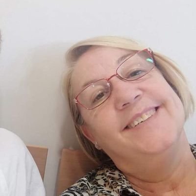 Dona d'esquerres, compromesa amb el feminisme, al costa de la gent I ávia enamorada del seu net