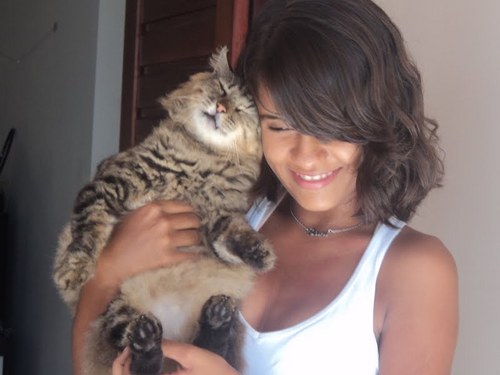 .ideal seria que todas as pessoas soubessem amar,o tanto que sabem fingir!!♥
