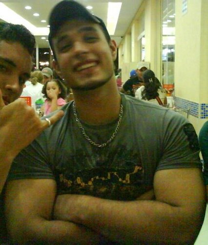 Renan Stevanato, 21 anos , Cursando o 3º ano de Ed. Física Bacharel,trabalho com suplementos alimentares , treino faz mais de 4 anos, e por enquanto é só ;)