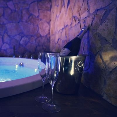 Scopri la nostra luxury home con all'interno una spa incastonata nella pietra. Prenota il tuo prossimo #weekendromanticoinSicilia al +39 3470964230