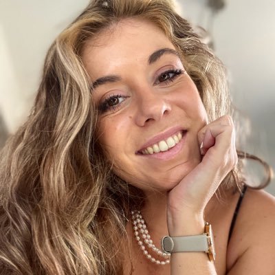 AKA LES BONS PLANS DE LAURINE 💋 je suis juste là pour lire les tweets 😂