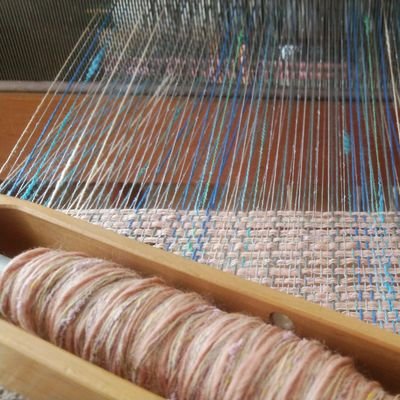 手織り教室とオンラインレッスン開催しています。#手織りと虹の工房　のサブアカウントです。ツイッターはじめたばかりで、ご挨拶無しのフォローお許しください。こちらも無言フォロー大歓迎です。 アクセサリー作りも大好き　#読書大好き #手芸大好き　#手織り大好き　#手紡ぎ大好き　#ハンドメイド　