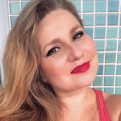 Apresentadora, jornalista 
 Instagram https://t.co/py8LDseBtK e na luta contra o câncer https://t.co/AalV6XvajT…