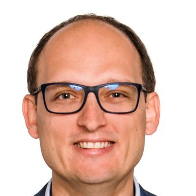 Familienvater, Techniker, politisch interessiert, unsportlich, Fußball interessiert, twittere privat