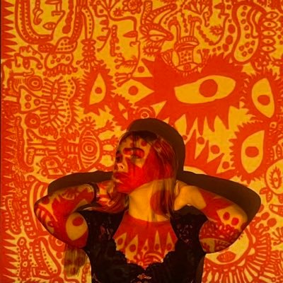 Ceel195's profile picture. no sé que poner aquí :) 🤟🏼🌹🪲🥙🦋🌈☀️♉️